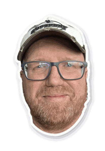 Jeroen van Sonsbeek, met pet en bril, glimlachend
